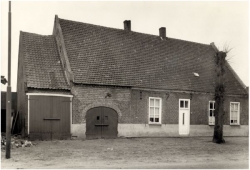 Teutenhuis aan de Dorpstraat in Luyksgestel (Bergeijk), situatie ca. 1965. Beeldcoll. RHCe 146137